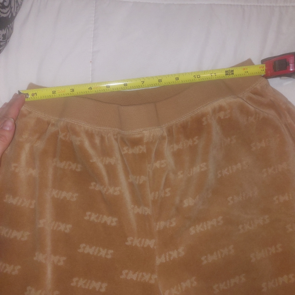 SKIMS Camel Velour Logo Set - Picture 5 of 6